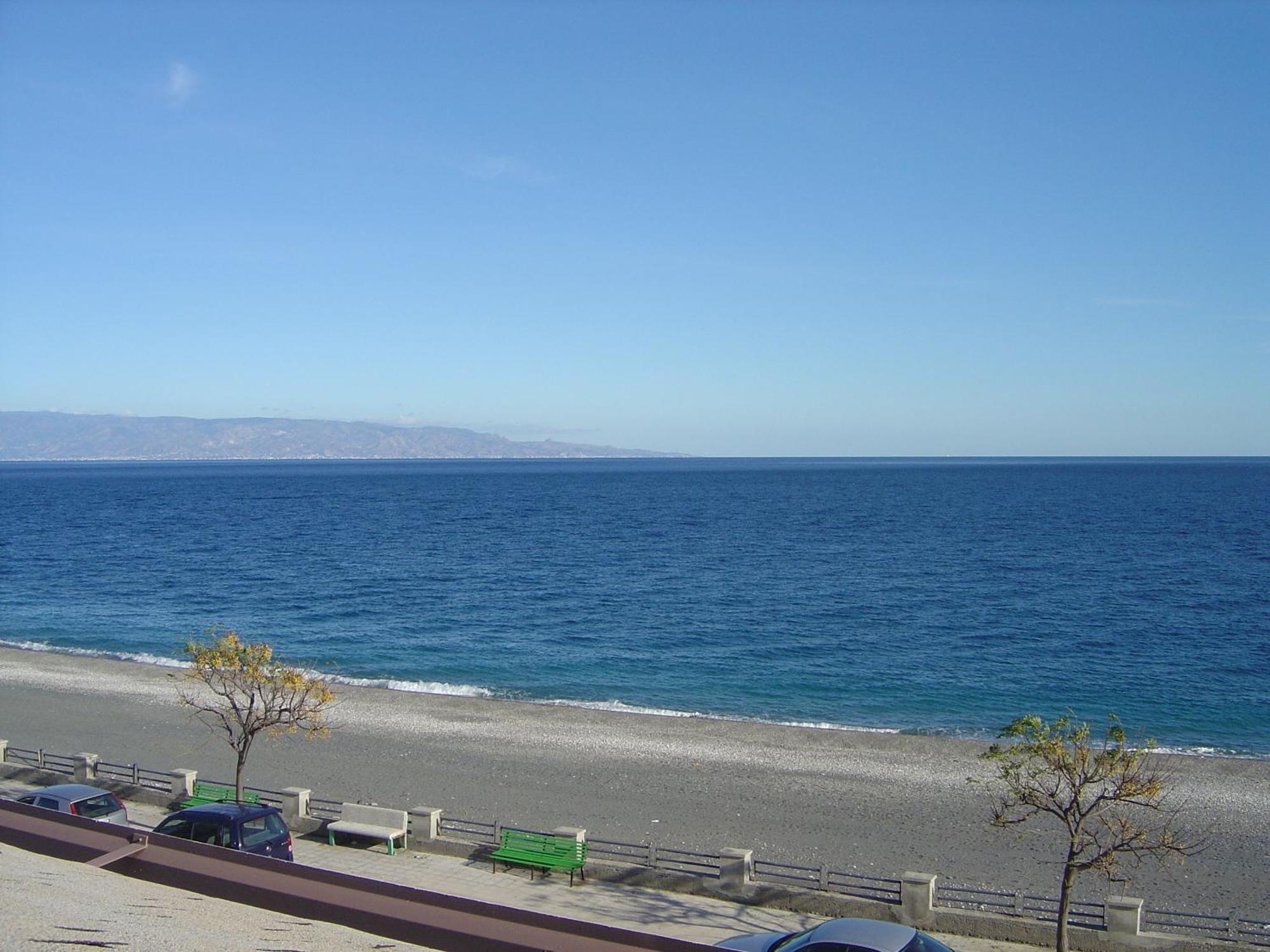 Mirone Apartment Fronte Mare Beachfront House Roccalumera Chambre photo