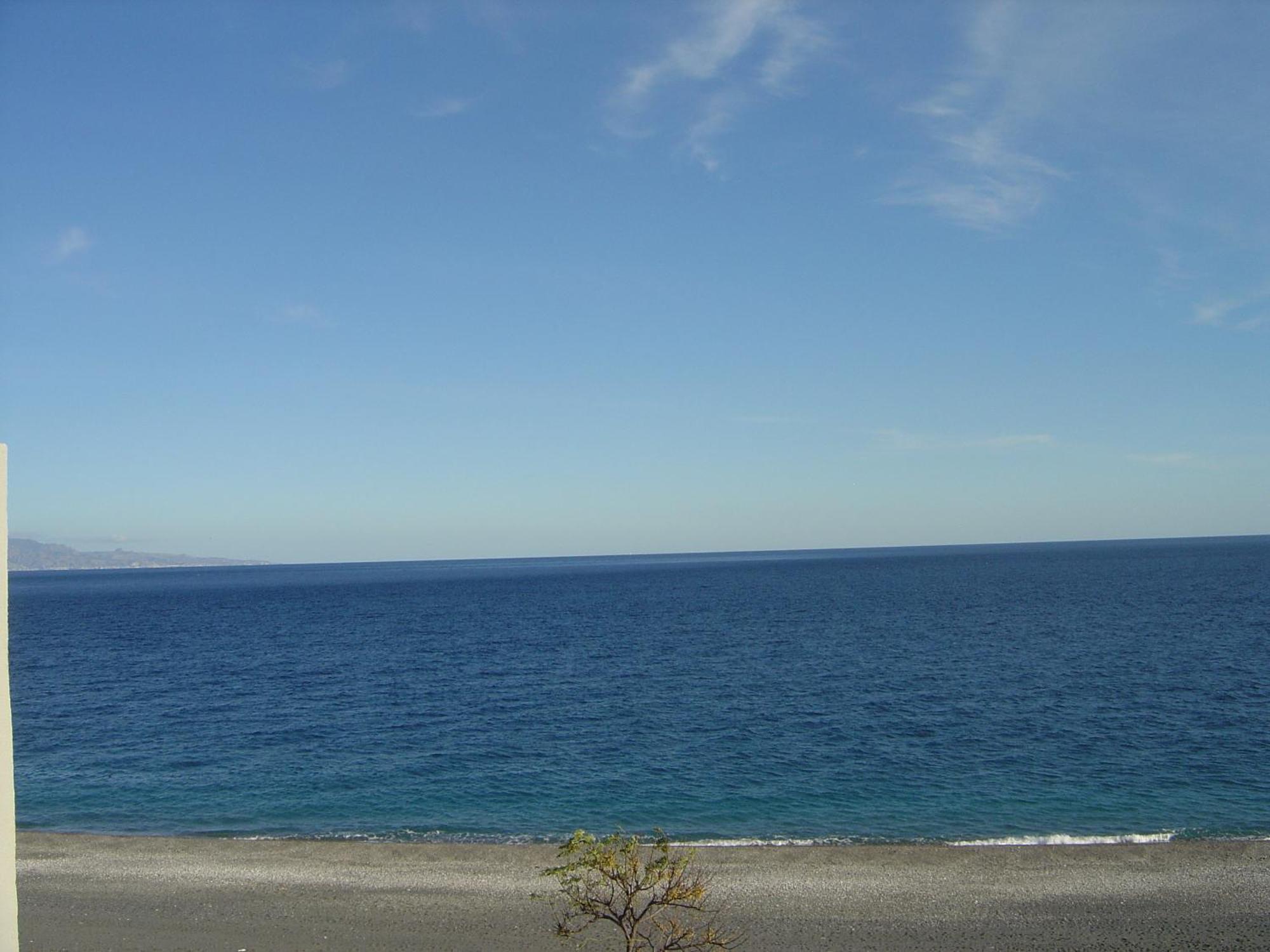 Mirone Apartment Fronte Mare Beachfront House Roccalumera Extérieur photo